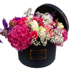 Букет роз с фуксиевыми гортензиями и орхидеей в коробке