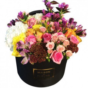 Букет из разноцветных роз с белыми гортензиями в коробке