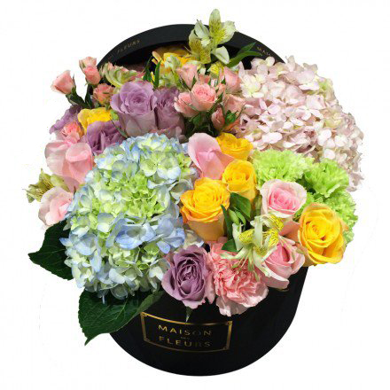Букет из разноцветных роз с гвоздиками шабо и гортензиями в коробке
