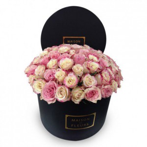 Кремово-розовые розы в коробке