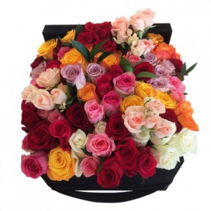 Букет из разноцветных роз в коробке