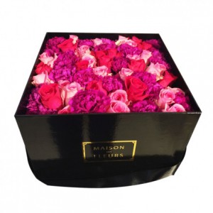 Букет роз с фуксиевыми гвоздиками шабо в коробке