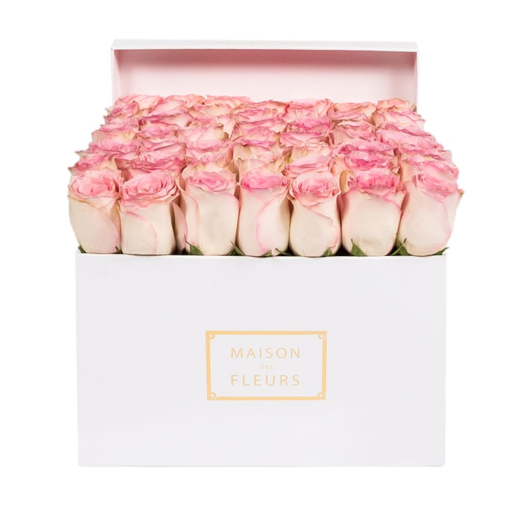 Нежно-розовые розы в коробке
