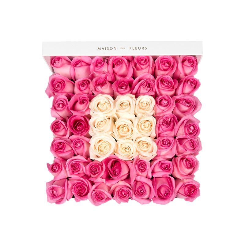 Розовые розы с квадратом из кремовых роз