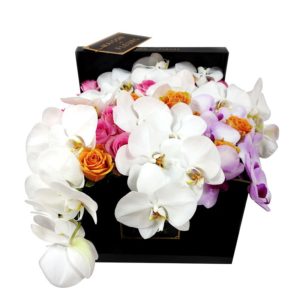 Микс роз с белыми орхидеями Maison des Fleurs