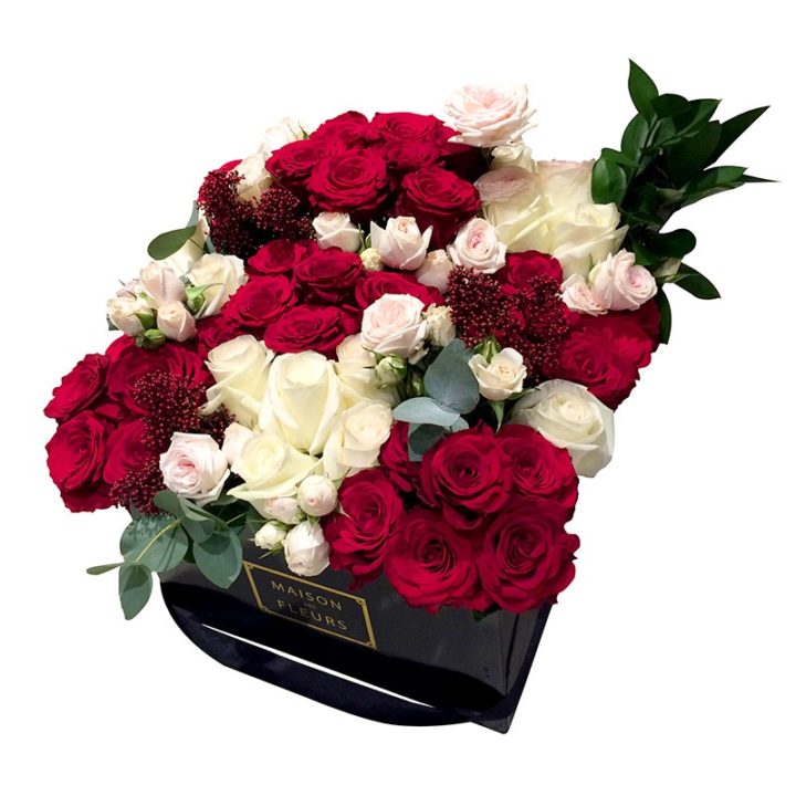Красные и белые розы в квадратной коробке, Maison des Fleurs, гортензия