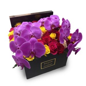 Микс роз с фиолетовыми орхидеями Maison des Fleurs